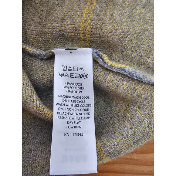 Tahari Gray Plaid Sweater Womens Size Medium M - Picture 4 of 4